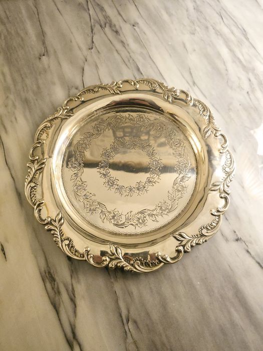 Salva em prata portuguesa águia asa aberta, centro cinzelado.