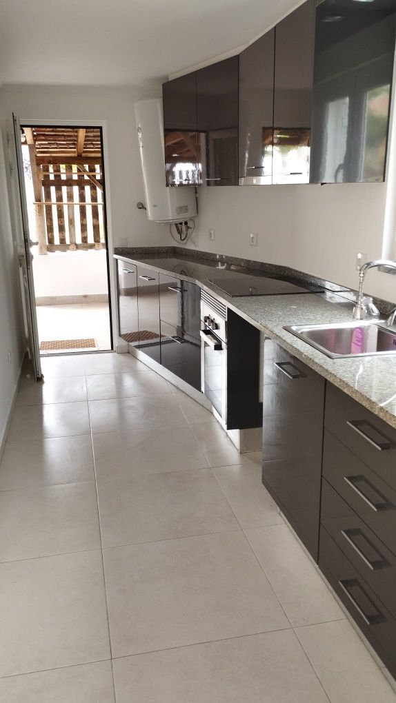 Arrenda-se moradia T1 com terreno