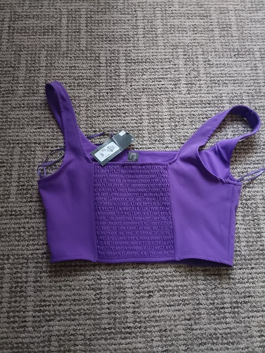 Fioletowy crop top na szerokich ramiączkach