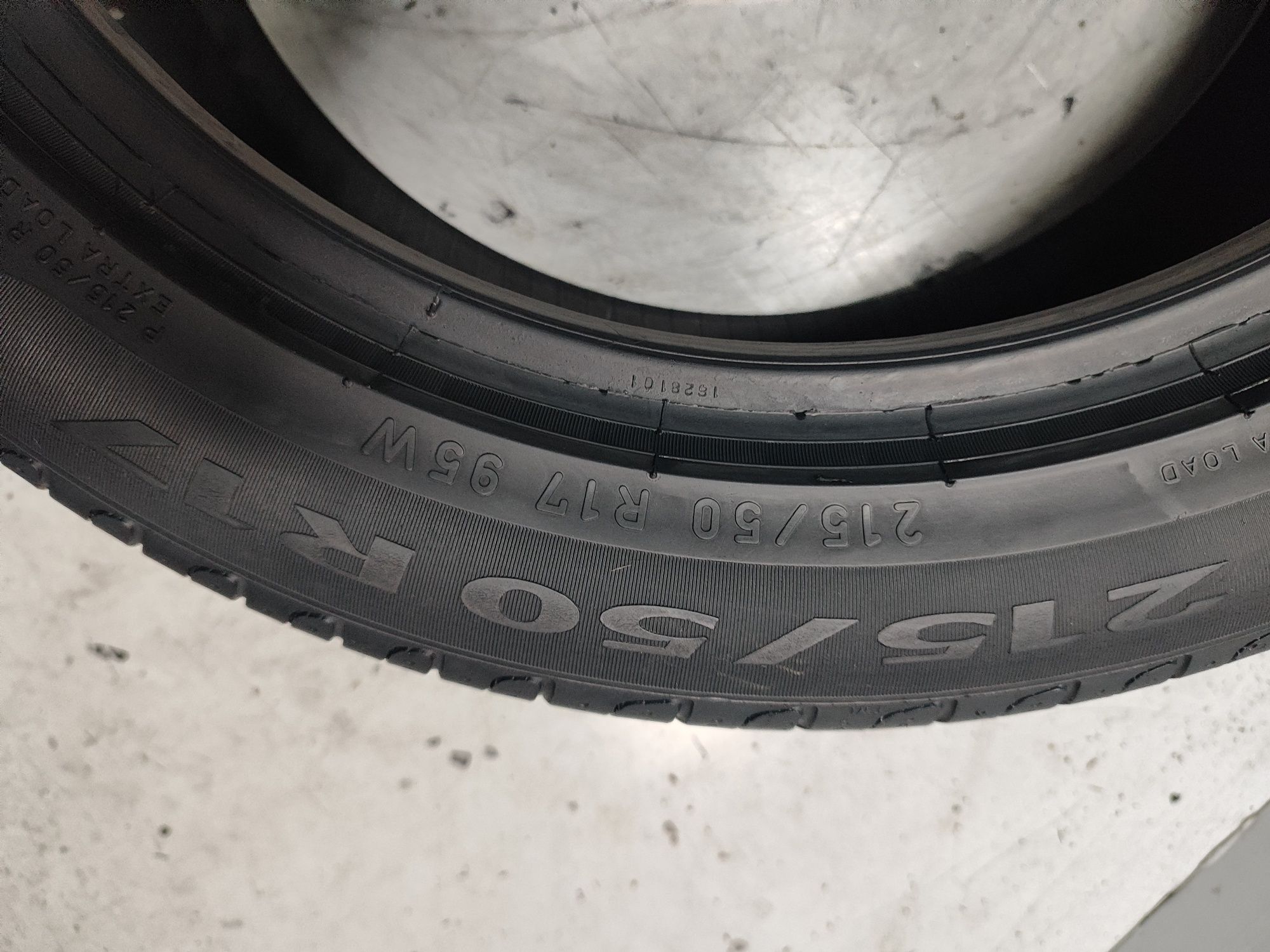 2 Pneus semi novos Pirelli Cinturato P7 215/50R17  95W Oferta da Entre