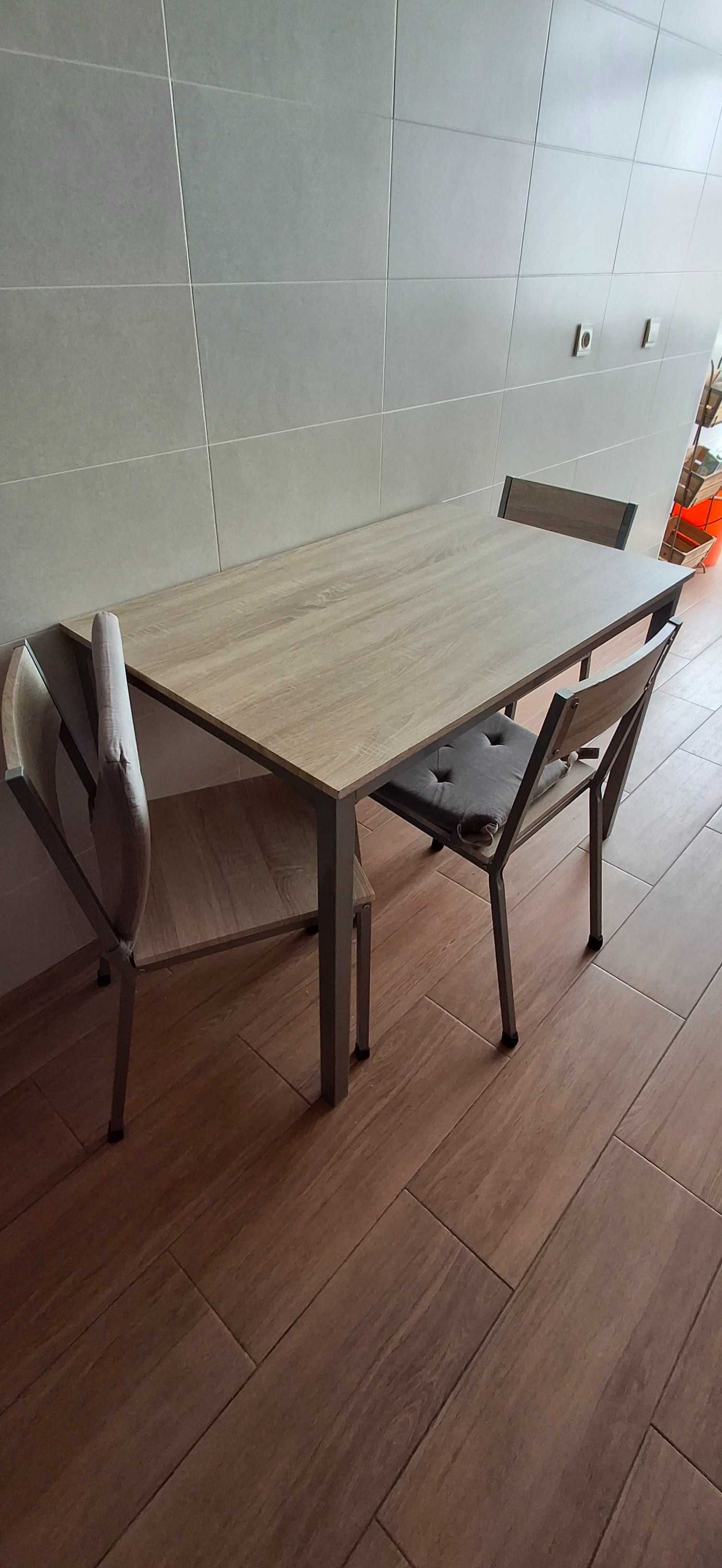 Conjunto de mesa e 3 cadeiras
