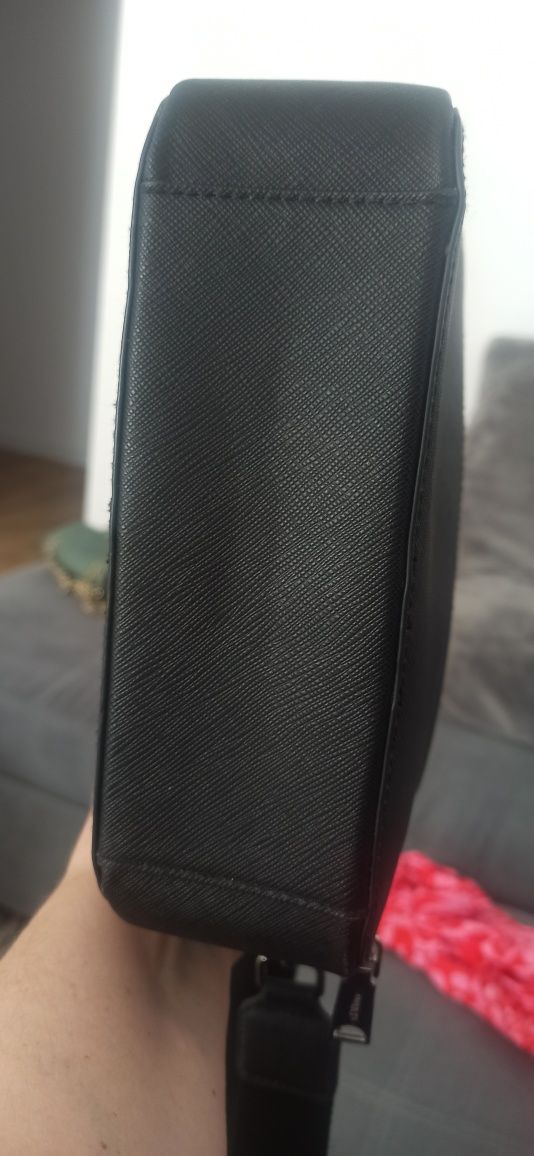 Torebka mała czarna na pasku