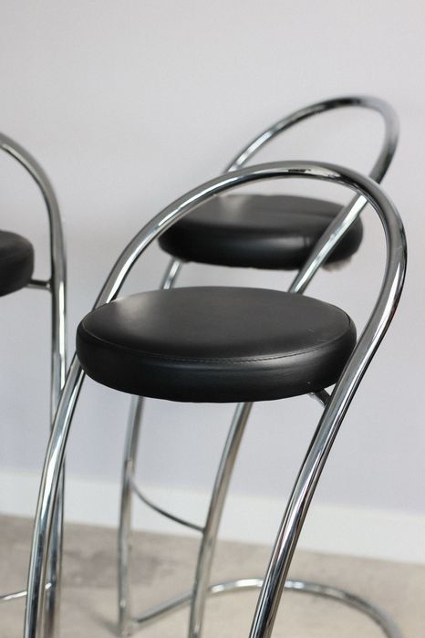 Hokery z chromowaną ramą, okrągły stolik z blatem ze szkła hartowanego