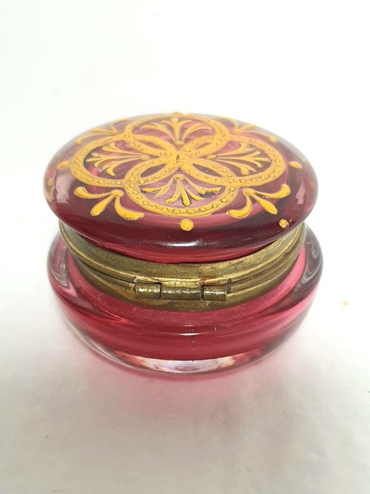 Lindissima pequena antiga caixa em vidro cranberry esmaltada à mão