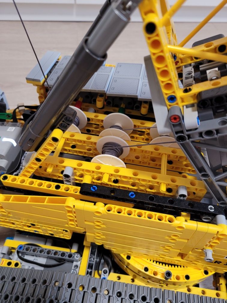 Продається Lego Technic Liebherr 42146