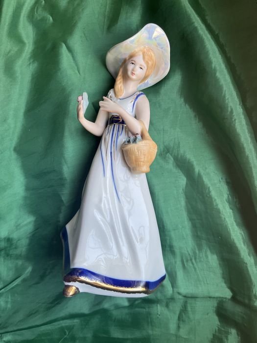 Продам порцелянову статуетку