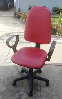 Cadeira de escritório em pele vermelha como nova