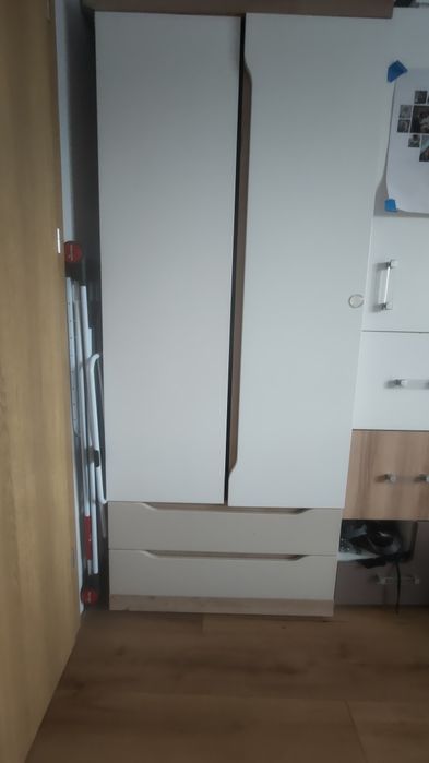 Szafa w beżowo biało drewnianych odcieniach