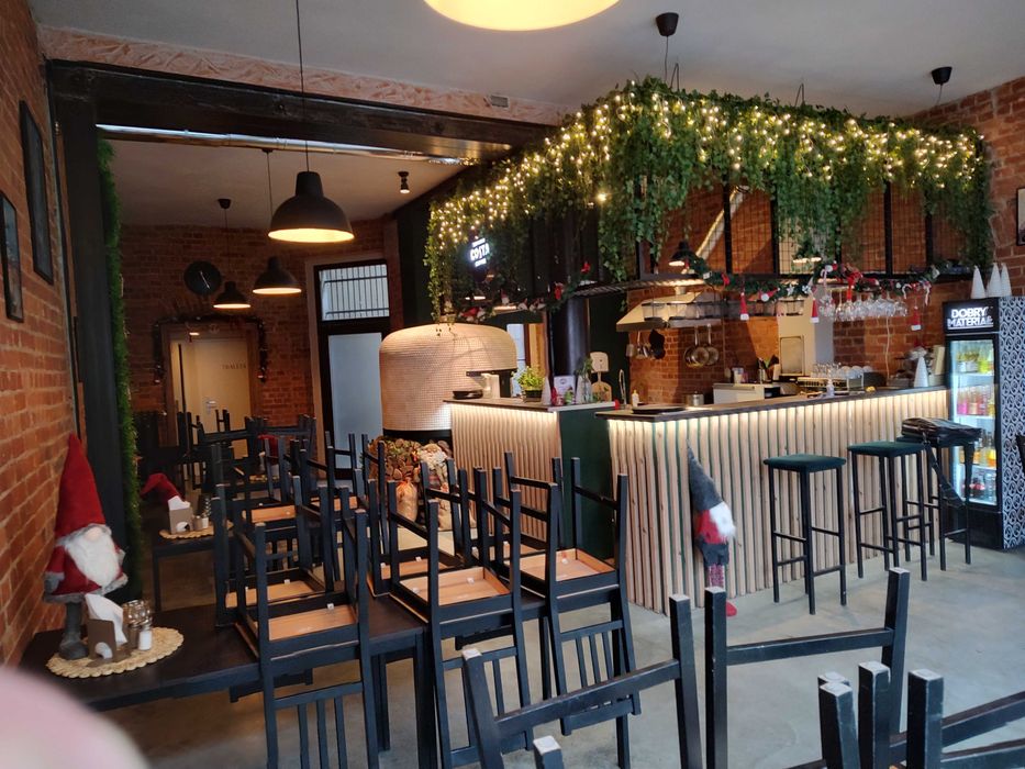 Pizzeria włoska z autentycznym piecem do pizzy, gotowa restauracja