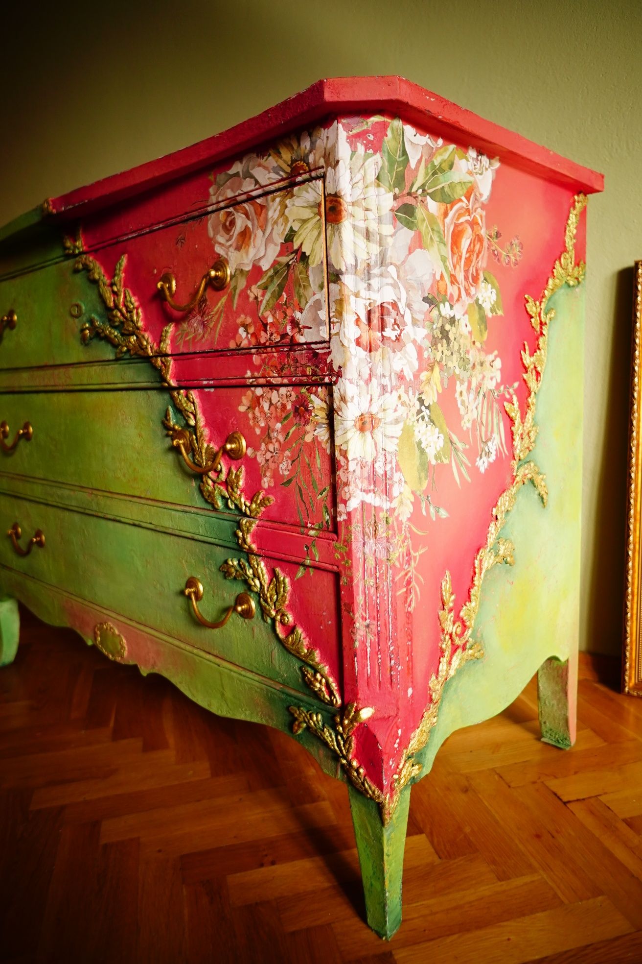 Malowana zielono różowa komoda