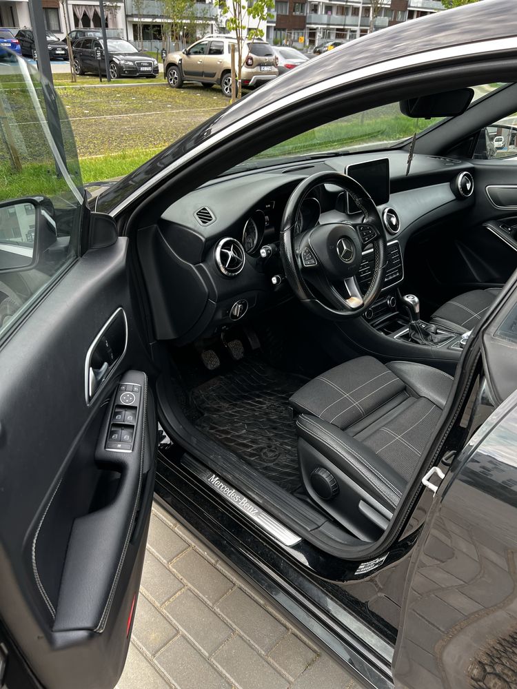 Mercedes-Benz CLA 180 benzyna, manulna skrzynia, bogate wyposażenie