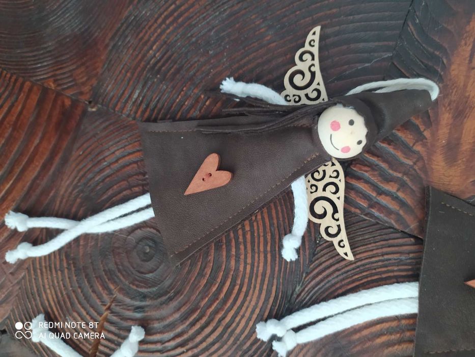 Aniołki : skórzano-drewniano-bawełniane