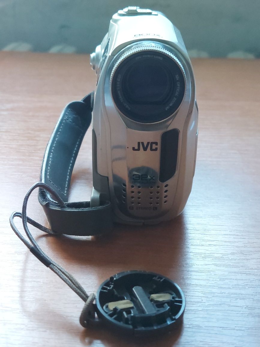 Видеокамера JVC GR-D340E