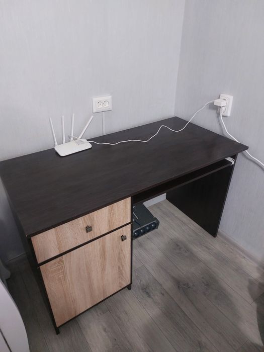 Комп'ютерний стіл