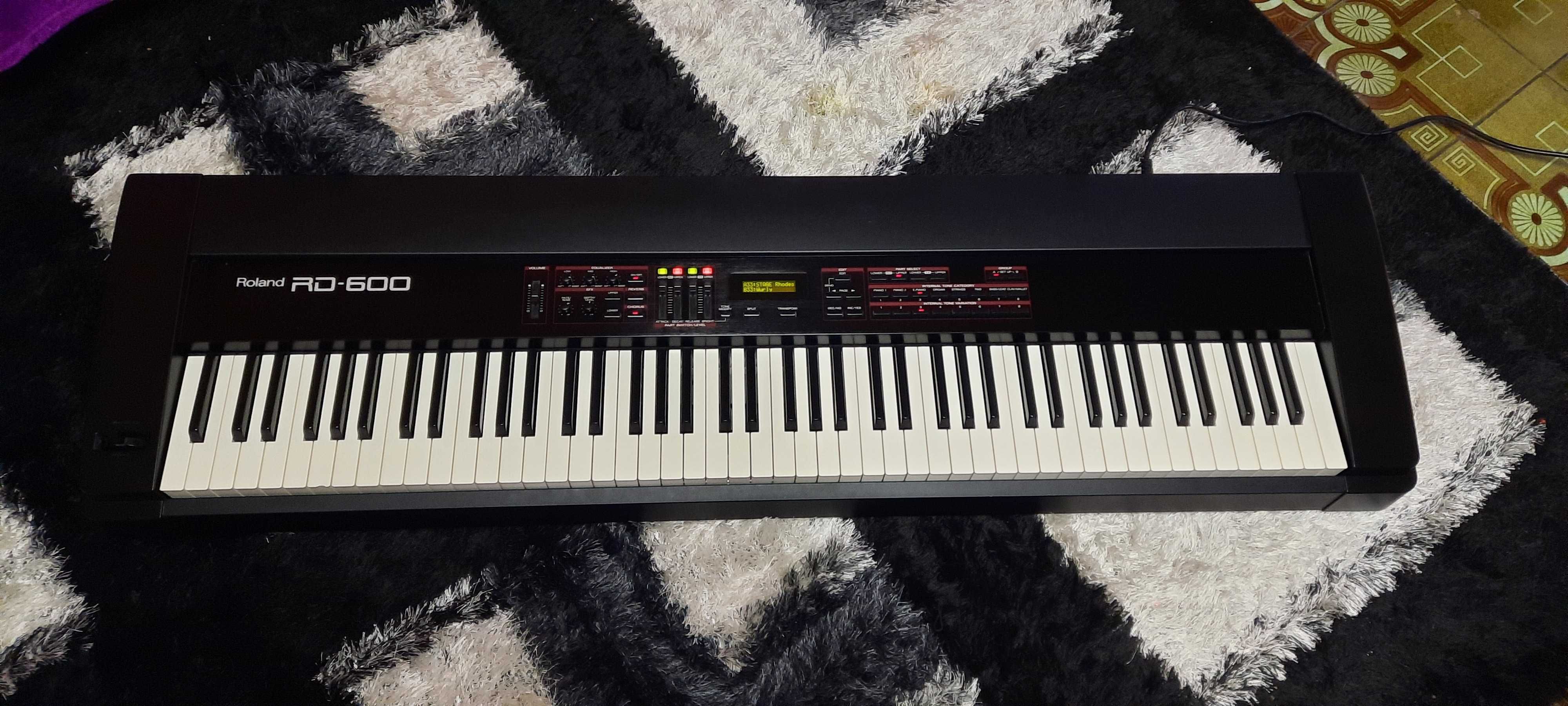 Roland RD-600 Digital Piano, Teclado, com 88 teclas contrabalanceadas.