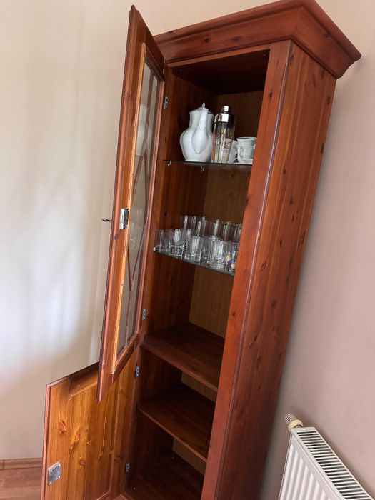 Zestaw drewnianych mebli rozkładany stół, krzesła, komoda, witryna