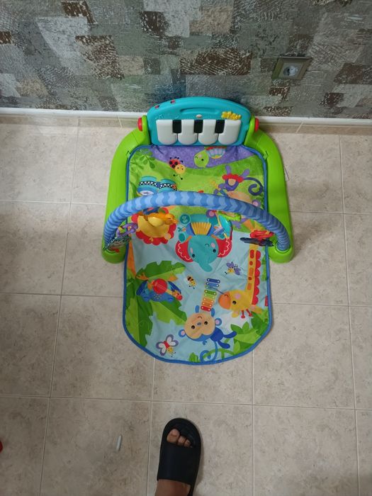 Tapete/ginásio de actividades com piano da Fisher Price.