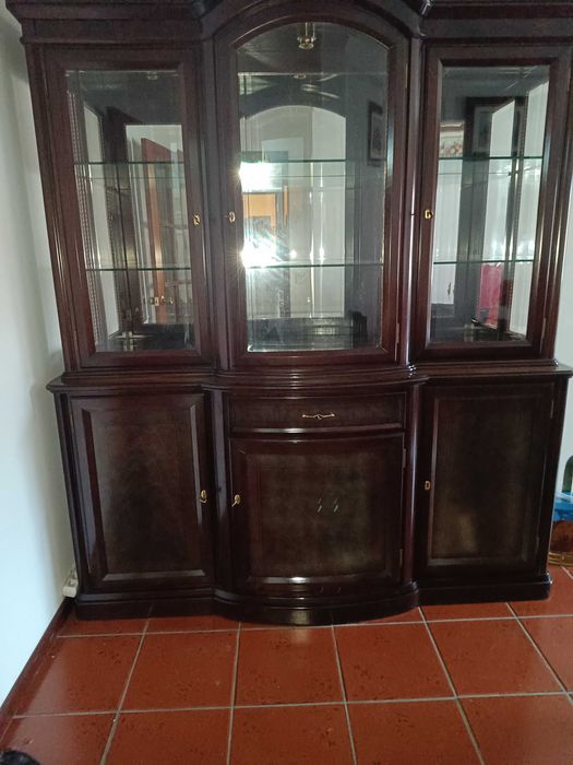 Móvel de Sala e Mesa Pé de Galo e Cadeiras Cabedal