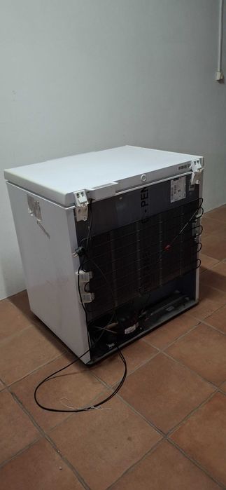 Arca congeladora vertical A+, em muito bom estado 100% funcional