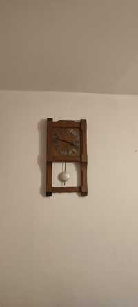 drewniany zegar ścienny na baterię