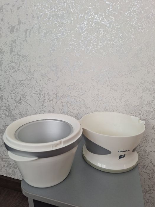 Мороженица KENWOOD IM 250.
Потужність: 4/6 Вт. Обсяг: 1 л. Ма