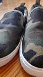 Vários sapatos entre o usado uma vez e usados .