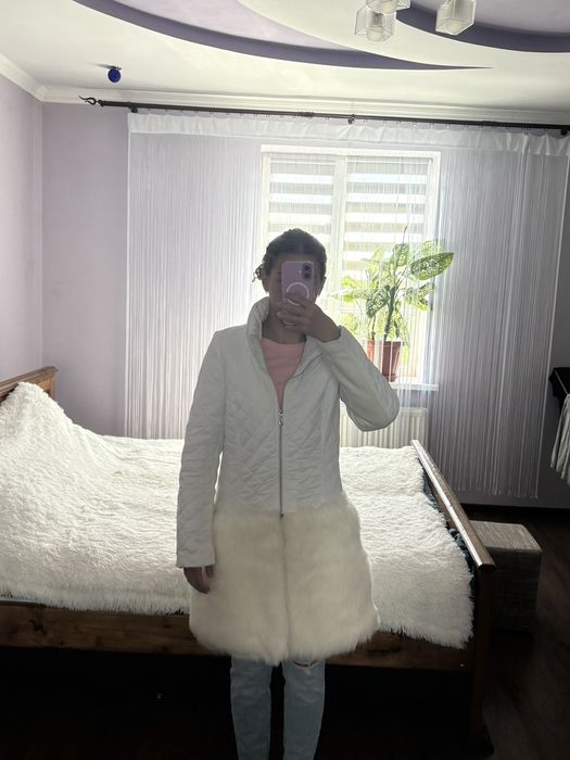 Куртка жіноча білого кольору