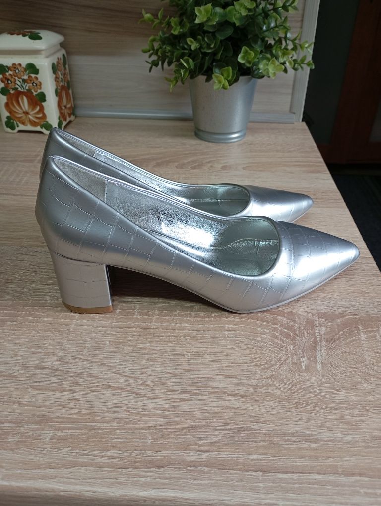 Buty na małym obcasie