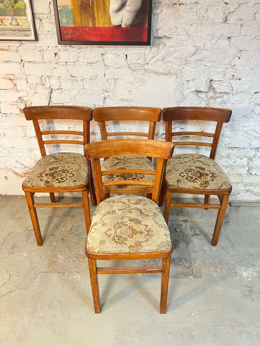 Cztery tapicerowane drewniane krzesla fameg prl vintage retro