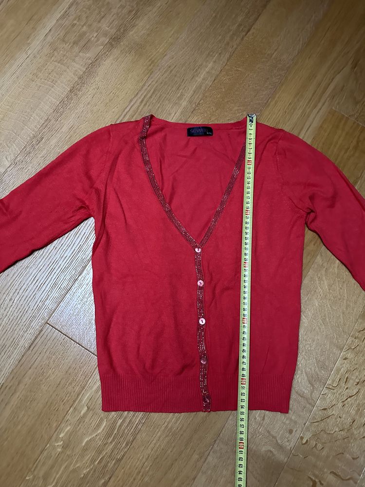 Sweterek r . S czerwony z dzetami rozpinany guziki