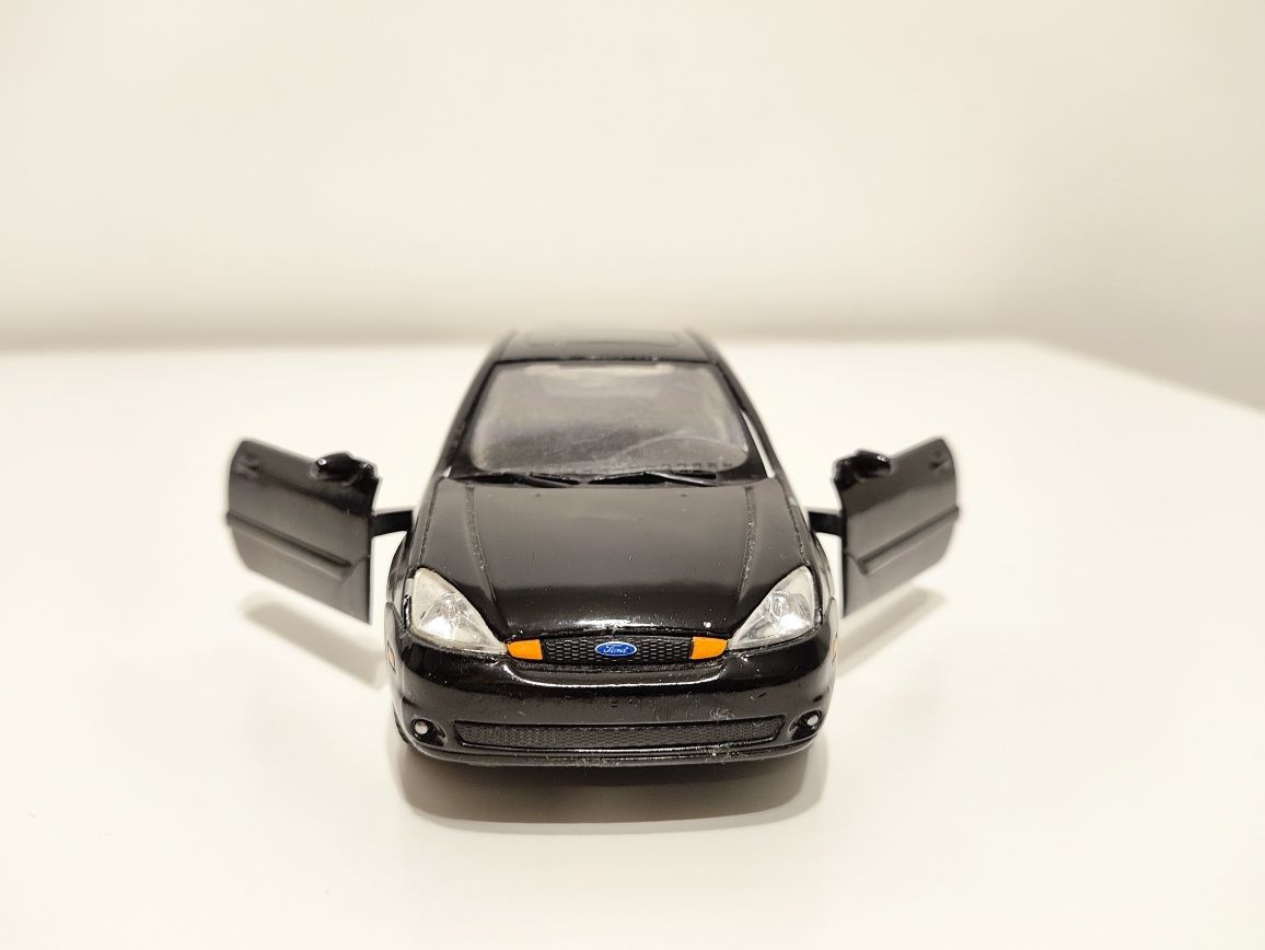 Samochodzik Ford Focus SVT 1/34