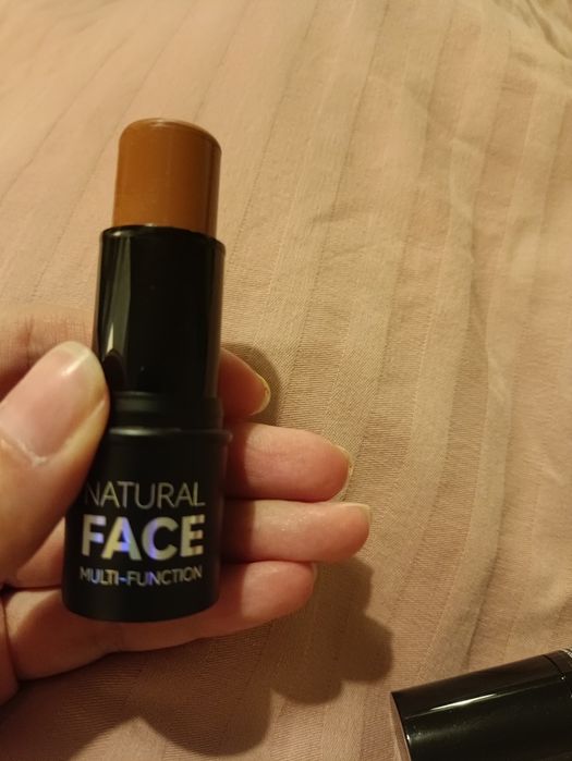 Bronzer kremowy w sztyfcie odcień mocha.