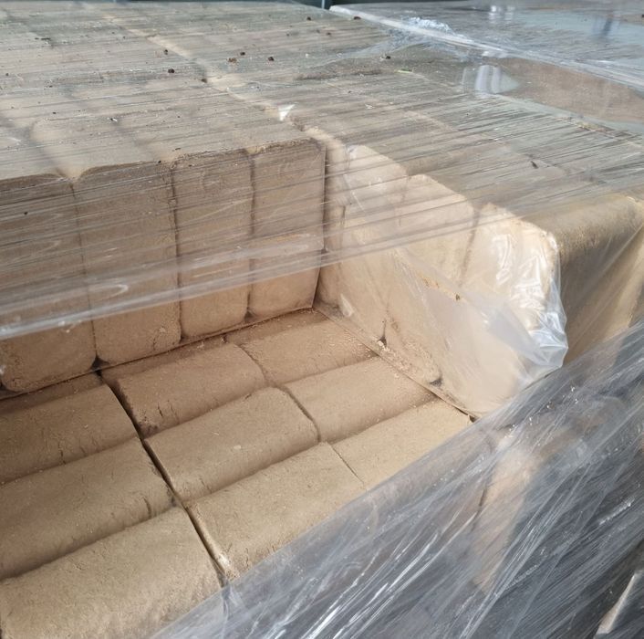 Brykiet drzewny dębowy - liściasty kostka typu RUF transport winda