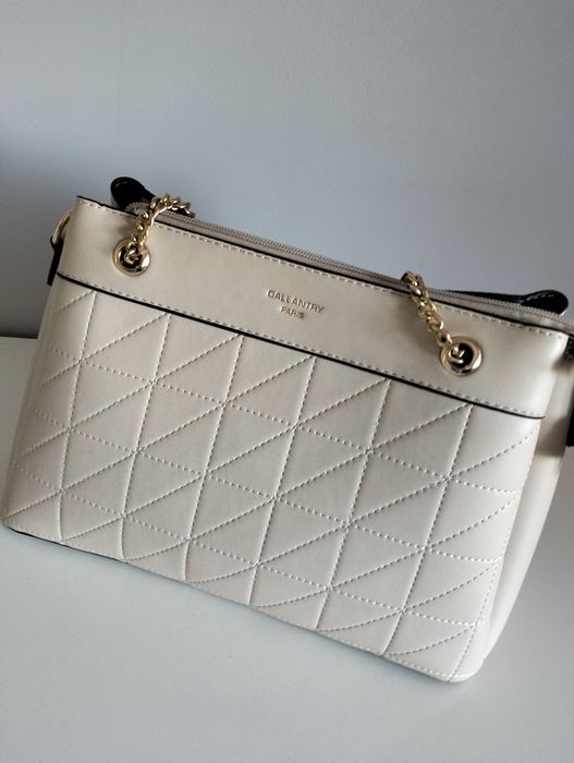 Torebka beżowa na złotym łańcuszku