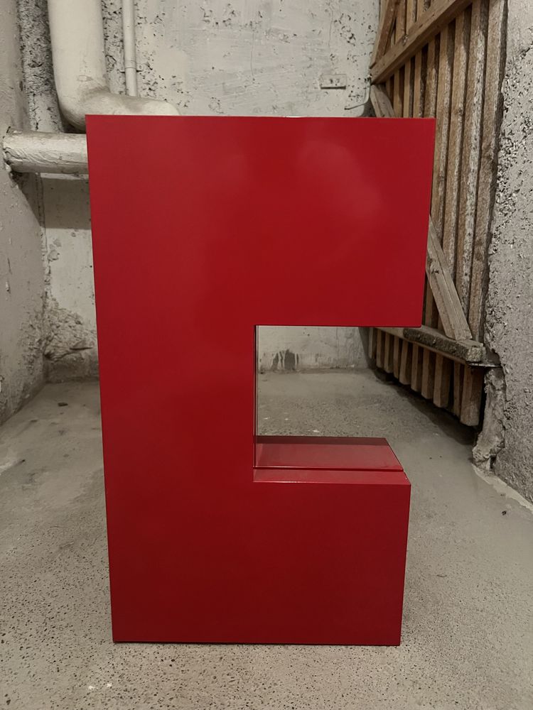 Czerwona metalowa szafka IKEA