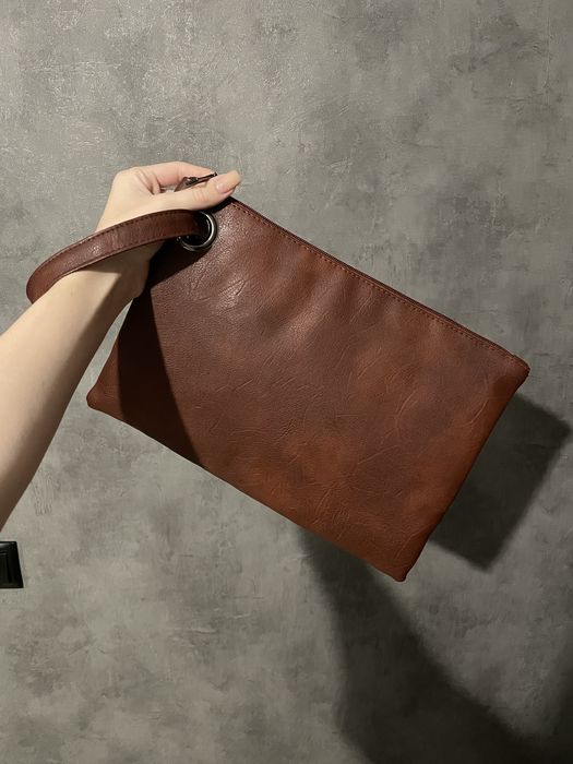 Коричнева сумка-клатч