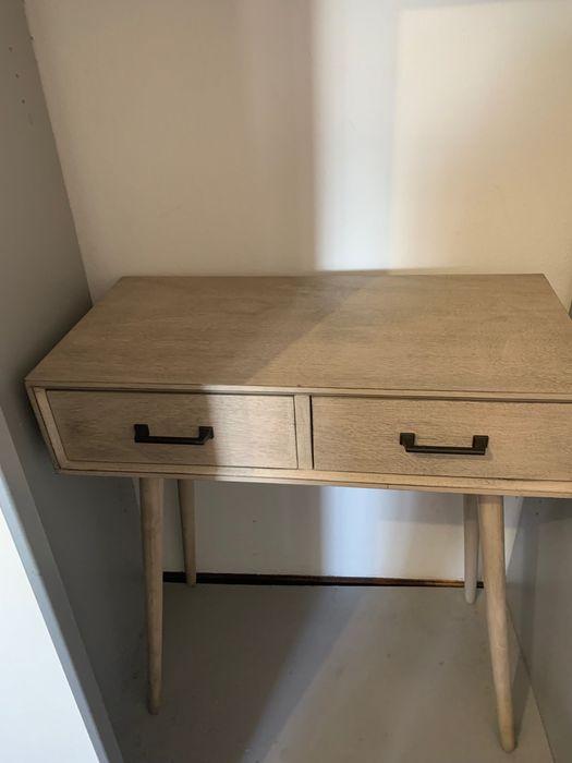 Móvel com duas gavetas