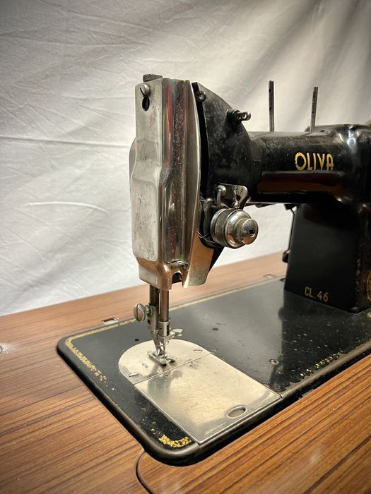 Maquina de Costura- Oliva c/ armario
