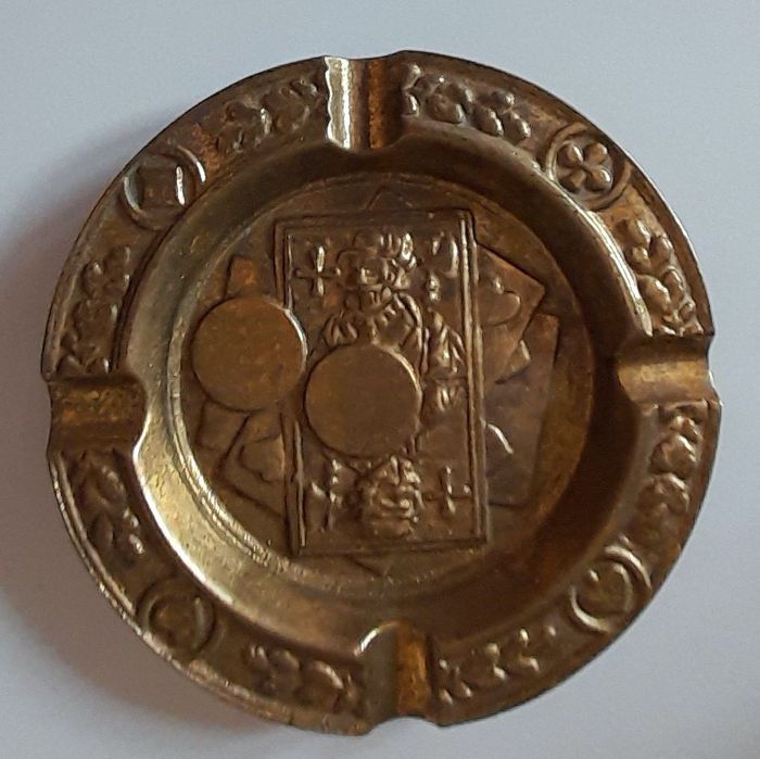 Mosiężna popielniczka karciana