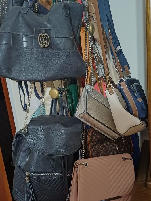 Várias malas, mochilas e pochetes