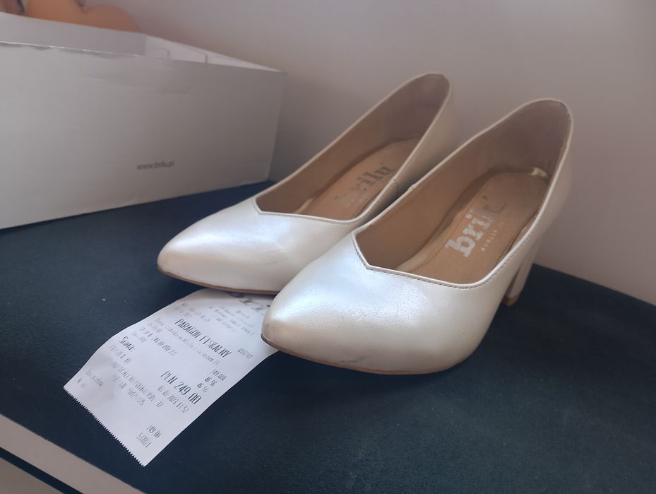 Ślubne perłowe buty czółenka na słupku