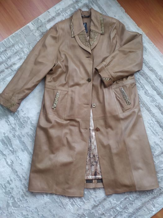 Шкіряний жіночий плащ