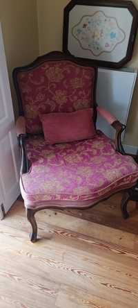 Cadeira de madeira com almofadas vermelhas