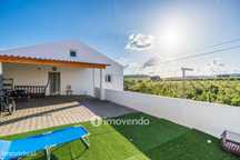 Moradia T2 remodelada, com terreno e rodeada de natureza, no Peral