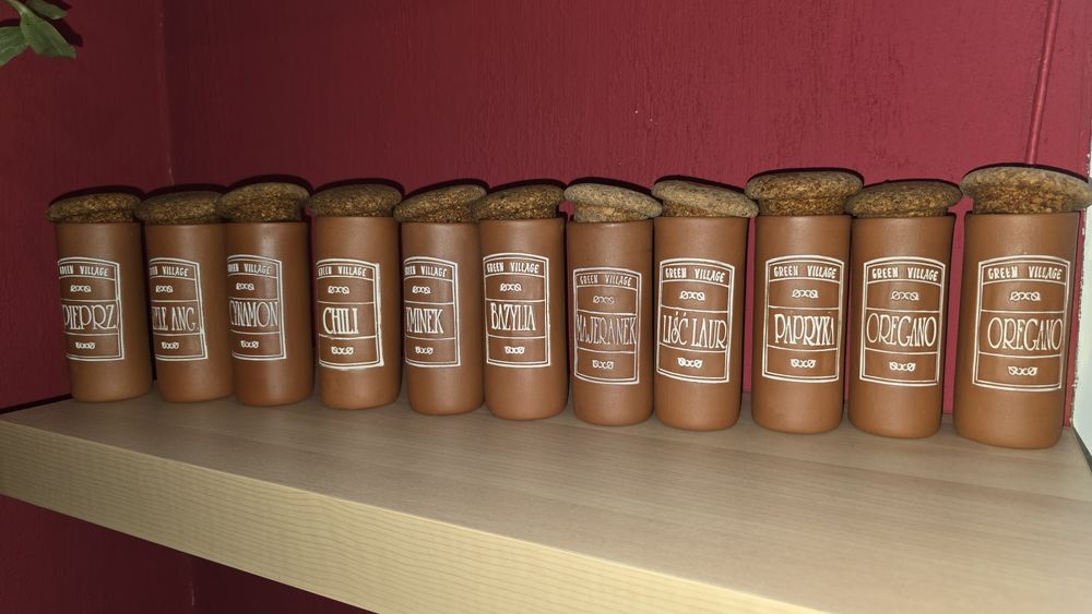 Ceramiczny zestaw kuchenny, pojemniki na przyprawy, sól cukier i miód.
