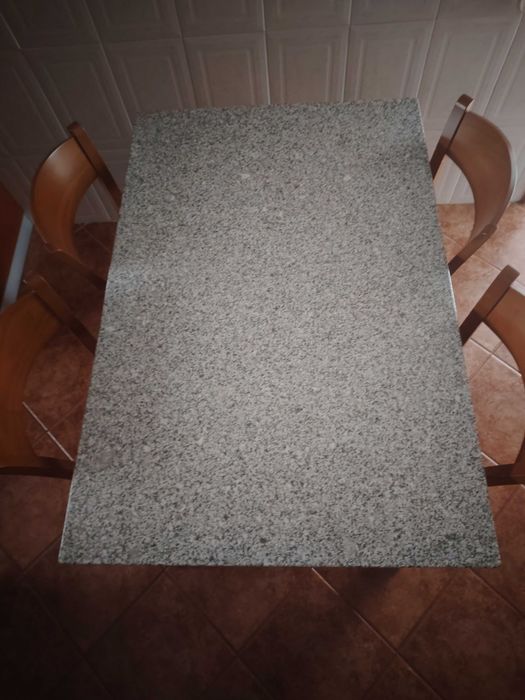 Mesa de cozinha em granito, com 4 cadeiras