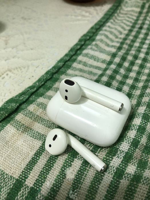 Продам первые airpods