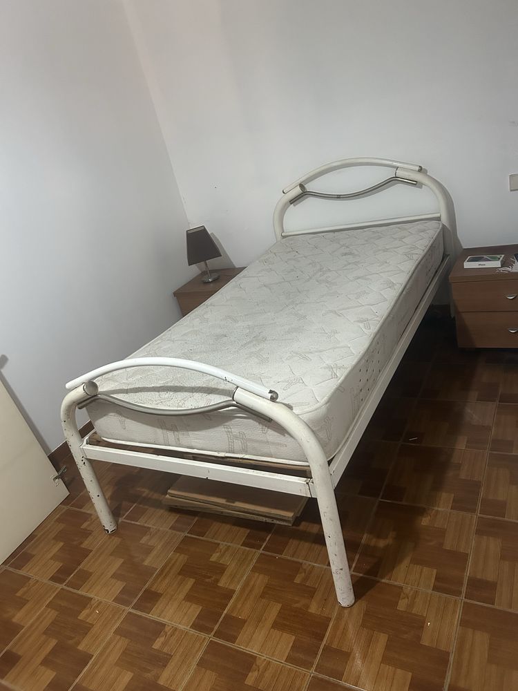 Cama individual com colchão — estrutura metálica branca