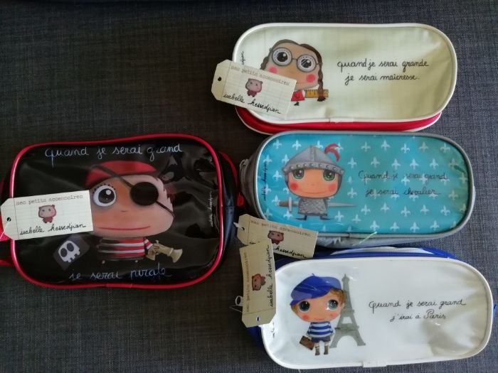Mochila, estojo, garrafa e tela