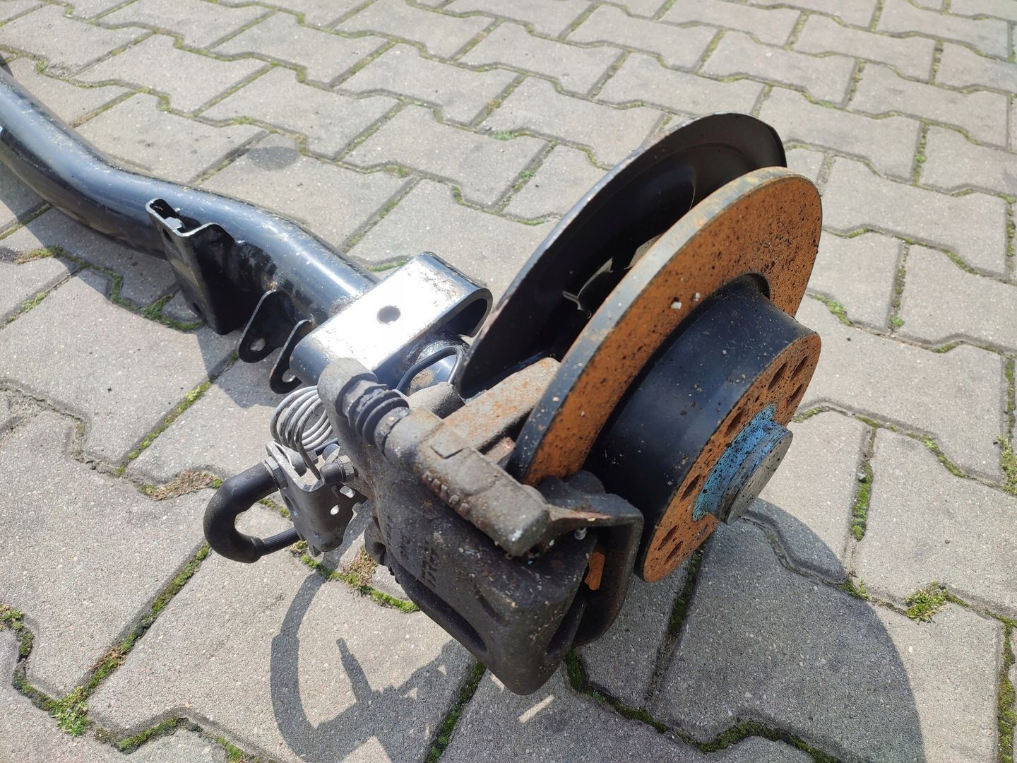VW CADDY 2K5 BELKA OŚ ZAWIESZENIE TYŁ KOMPLETNE 2K5500051BS